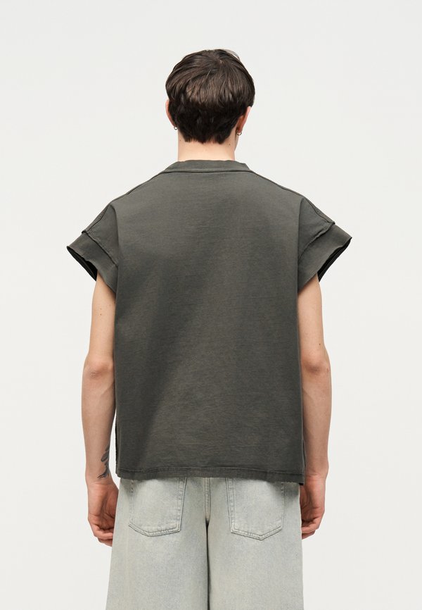 FAVELA MUSCLE DISTRESSED