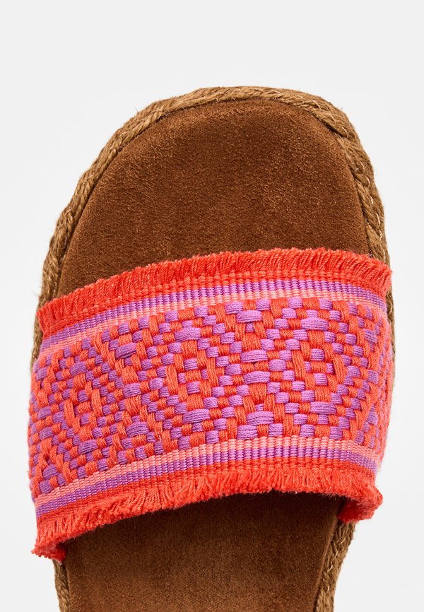 TOMS ABBY
