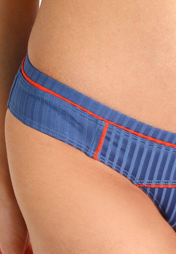 RVCA JULY CHEEKY