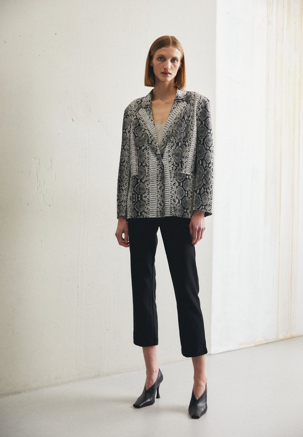 Norma Kamali SINGLE BREASTED STRAIGHT FIT JACKET
