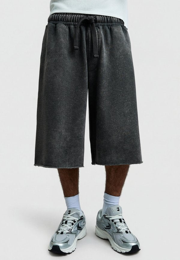 Bershka RAW EDGE JOGGER BERMUDA SHORTS - Tracksuit bottoms - dark grey
