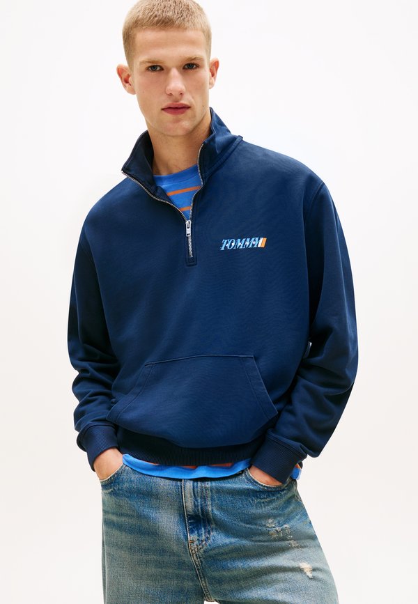 Tommy Jeans WASHED TERRY RELAXED HALF-ZIP JUMPER