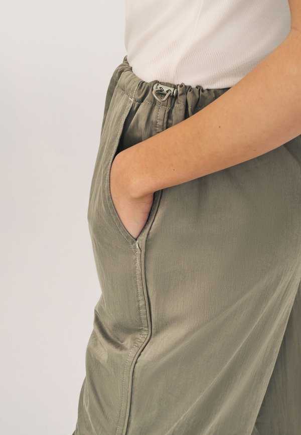 Next WAIST PARACHUTE