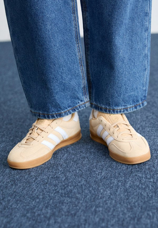 adidas Originals GAZELLE INDOOR - Trainers - magic beige/footwear white/gum