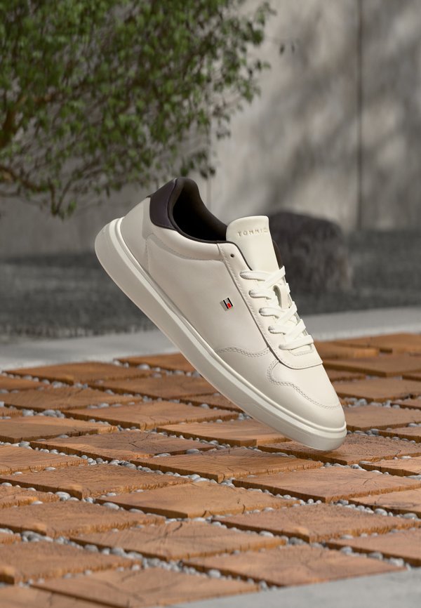 Tommy Hilfiger TH ICON COURT LIGHT - Trainers - ecru/fondant brown