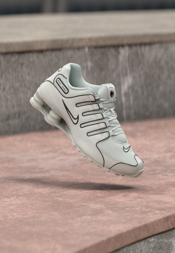 Nike Sportswear SHOX NZ - Trainers - photon dust/black
