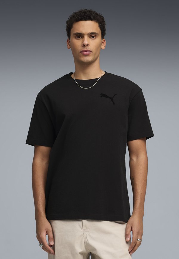 Puma ESSENTIALS ELEVATED CAT   - Basic T-shirt - black