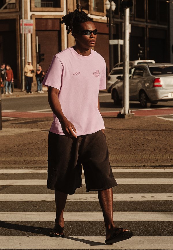 Bershka PRINT - TSHIRT - Print T-shirt - light pink