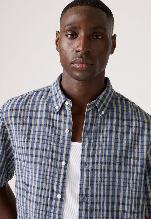 Levi's® AUTHENTIC BUTTON DOWN