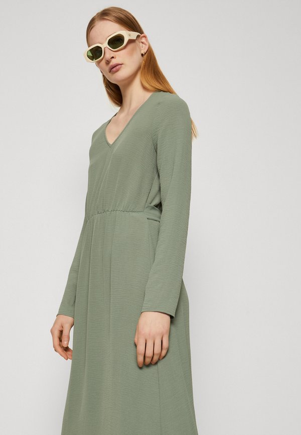 Vero Moda Tall VMALVA V NECK DRESS