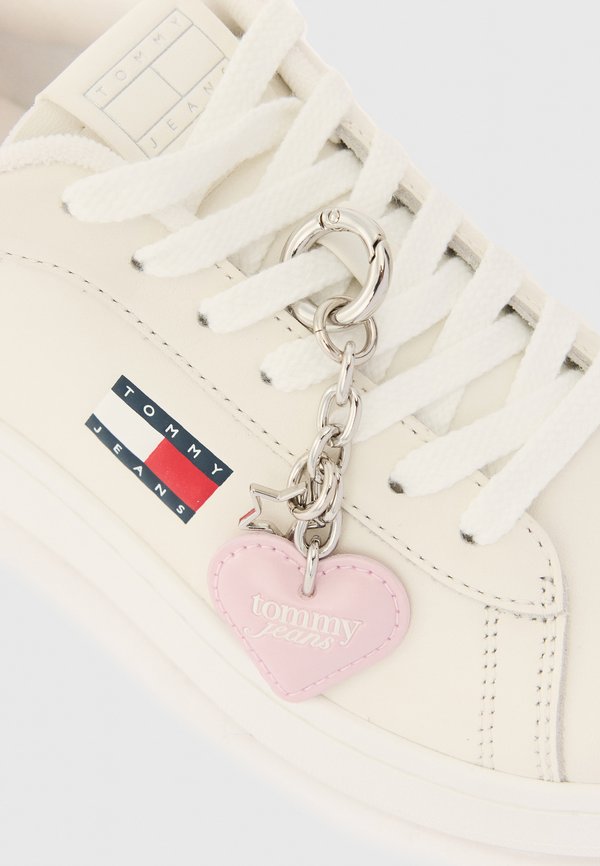 Tommy Jeans ARCHIVE COURT HEART CHARM LEATHER TRAINERS