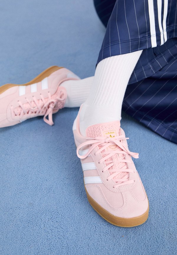 adidas Originals GAZELLE INDOOR - Trainers - sandy pink/footwear white