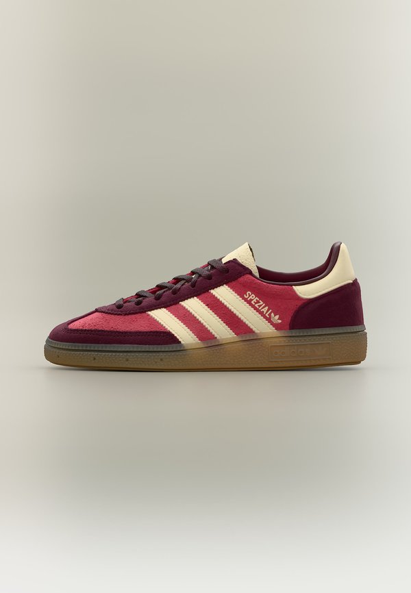 adidas Originals HANDBALL SPEZIAL UNISEX - Trainers - team victory red/warm vanilla/gum