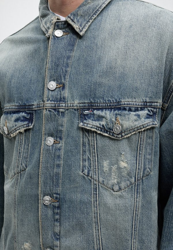 Tommy Jeans THEO OVERSIZED DISTRESSED DENIM TRUCKER JACKET