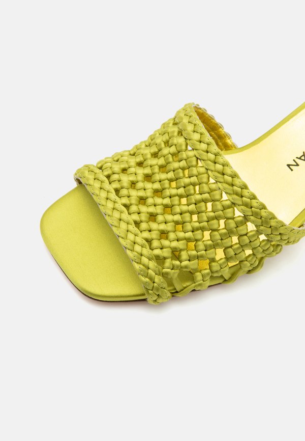 Stuart Weitzman MARINA SLIDE