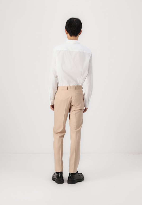 Isaac Dewhirst THE FASHION PEAK SUIT SLIM