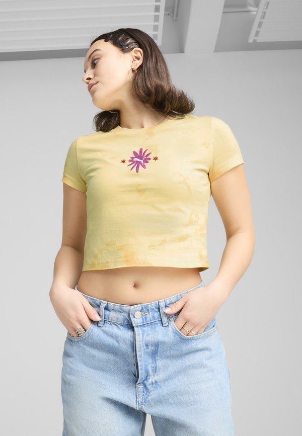 Puma MIT GRAFIK - Print T-shirt - sunny yellow