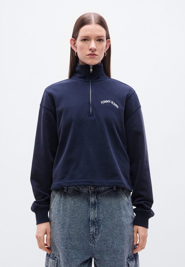Tommy Jeans LOGO EMBROIDERY RELAXED QUARTER-ZIP SWEATSHIRT
