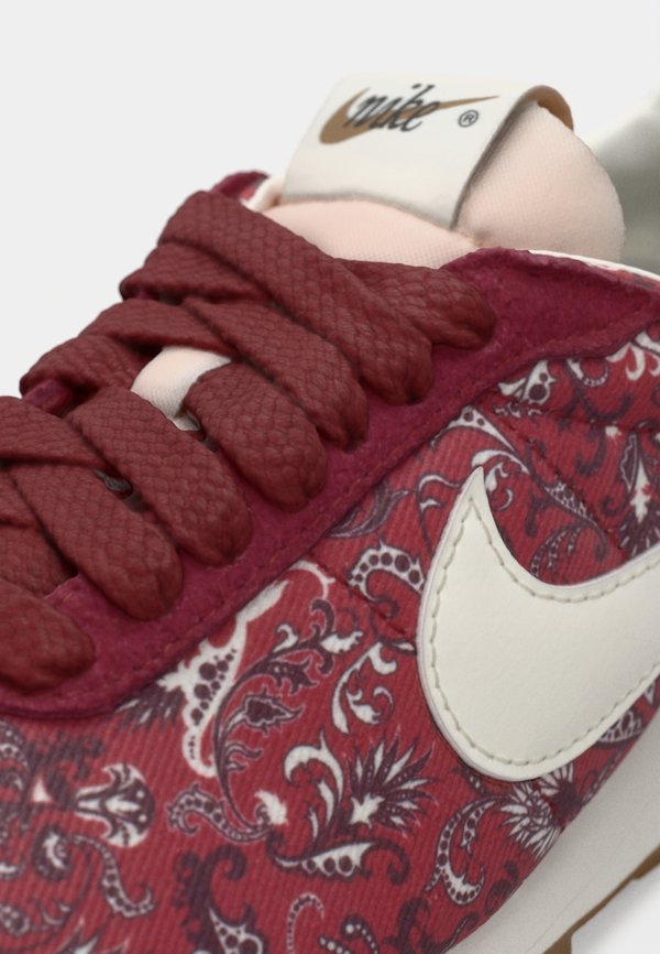 Nike Sportswear LD 1000