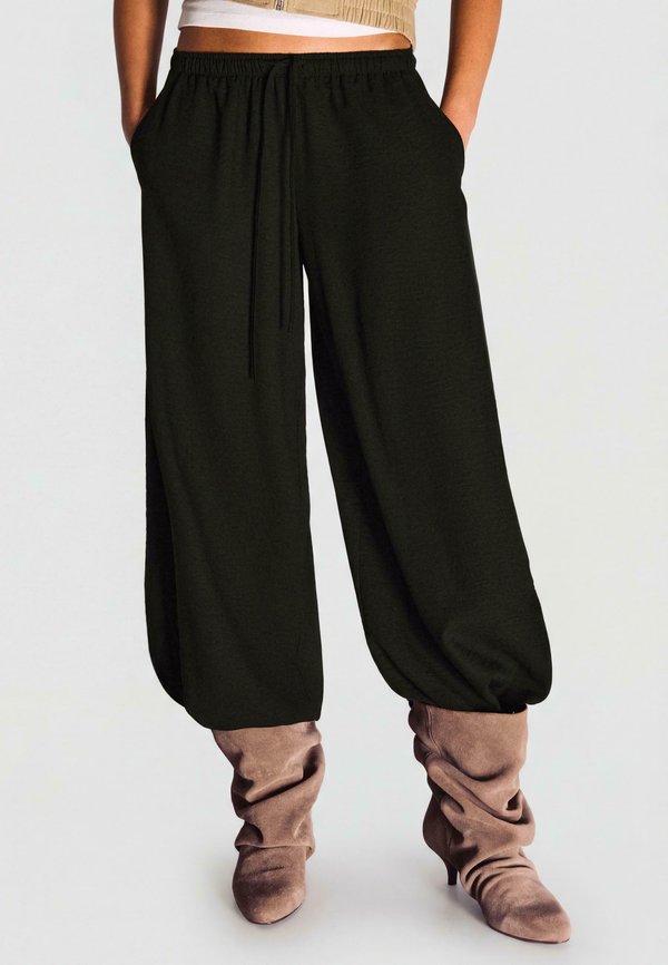 Bershka RUSTIC BLOOMER - TROUSERS - Trousers - black