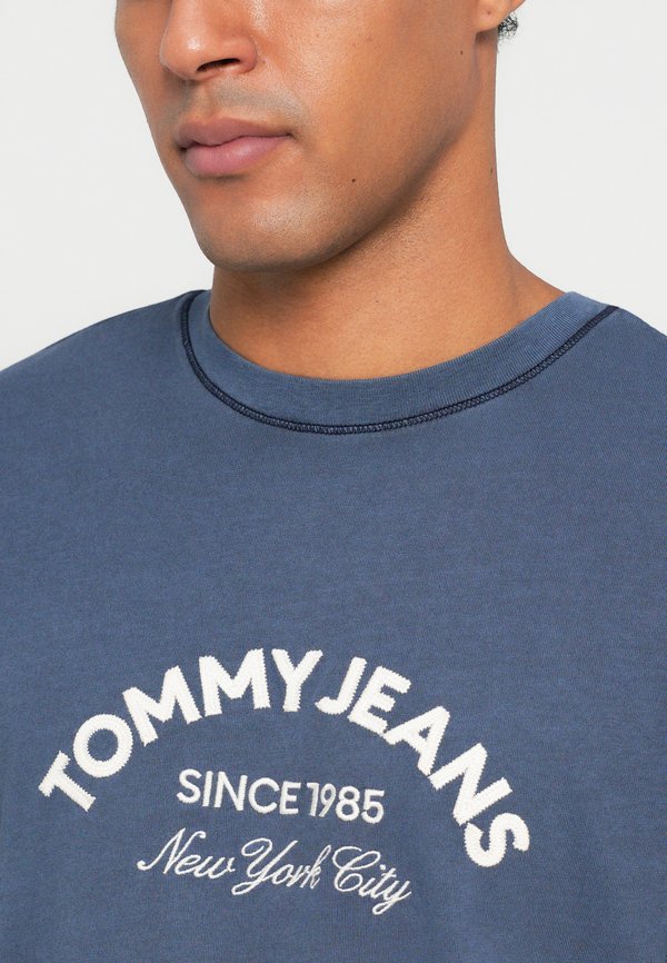 Tommy Jeans ARCH LOGO TEXTURED T-SHIRT