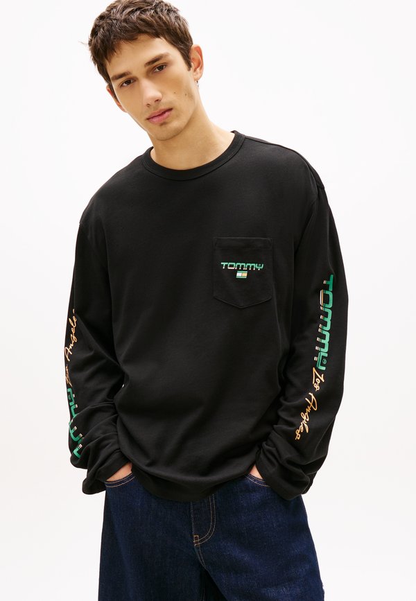 Tommy Jeans PATCH POCKET RELAXED LONG SLEEVE T-SHIRT