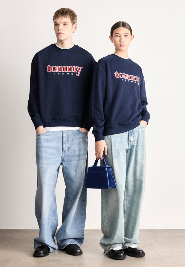 Tommy Jeans 90S LOGO APPLIQUÉ FLEECE SWEATSHIRT