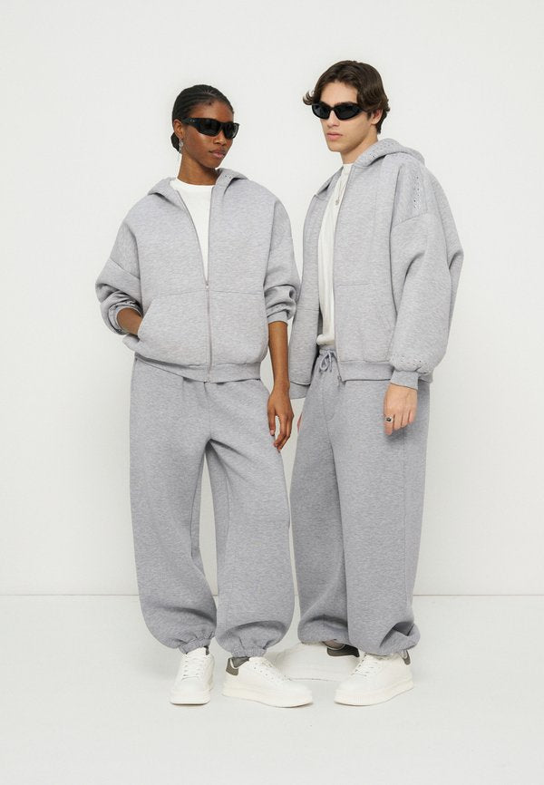 YOURTURN by Zalando RELAXED FIT WITH STUDS ZIP-UP HOODIE