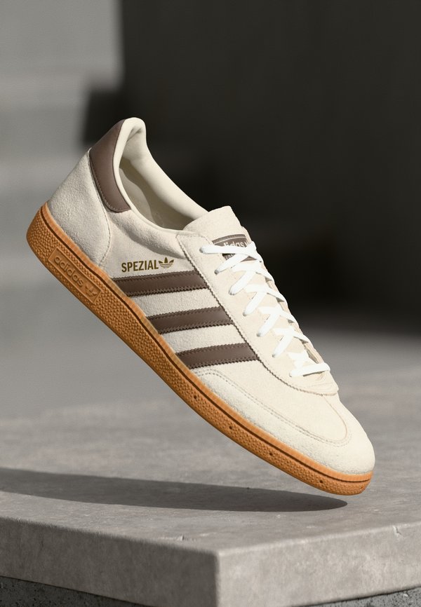 adidas Originals HANDBALL SPEZIAL - Trainers - alumina/earth strata