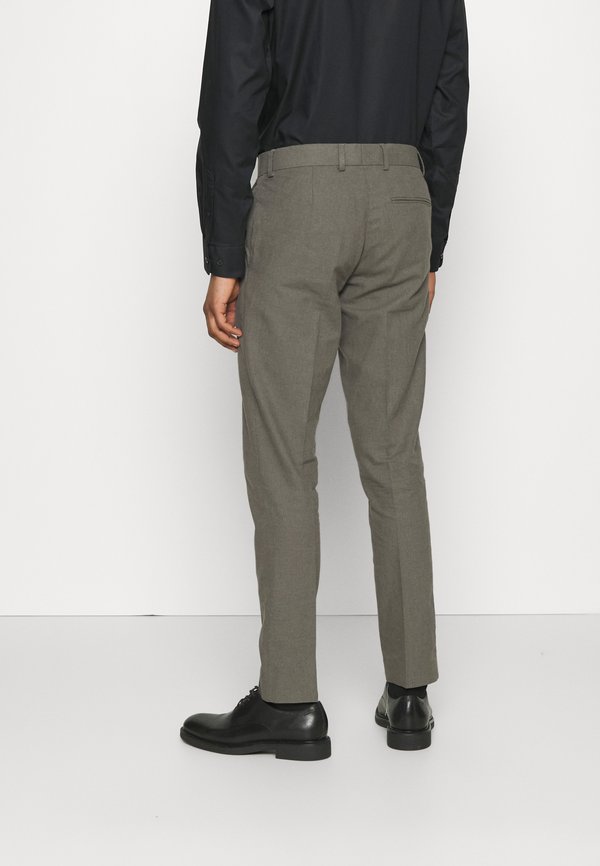 Isaac Dewhirst THE FASHION SUIT NOTCH
