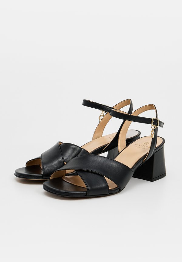 AIGNER COURTNEY