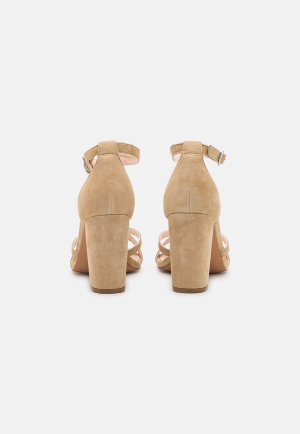 Pier One by Zalando
