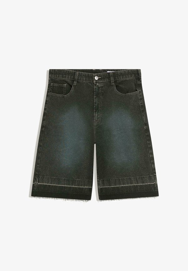 Bershka SKATER BERMUDA SHORTS - Denim shorts - evergreen