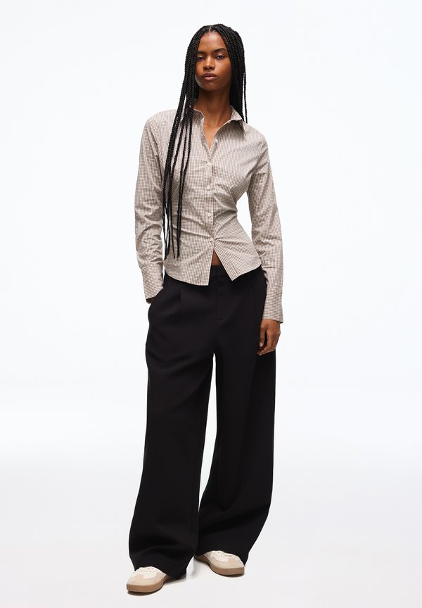Bershka FITTED LONG SLEEVE SHIRT - Button-down blouse - pink