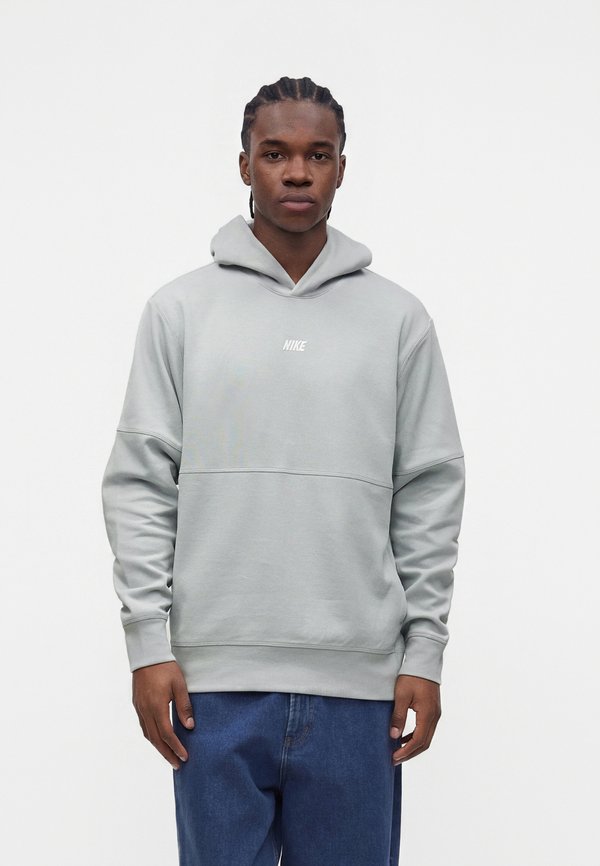 Nike Sportswear CLUB VARSITY HOODIE - Hoodie - smoke grey/white