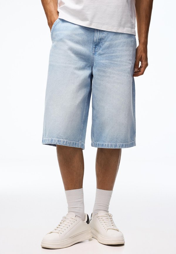 Bershka BAGGY BERMUDA - Denim shorts - light blue