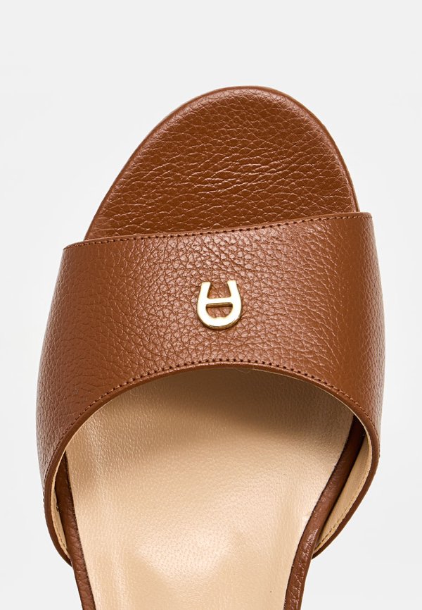 AIGNER LEONORA