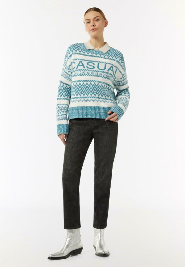 comma casual identity