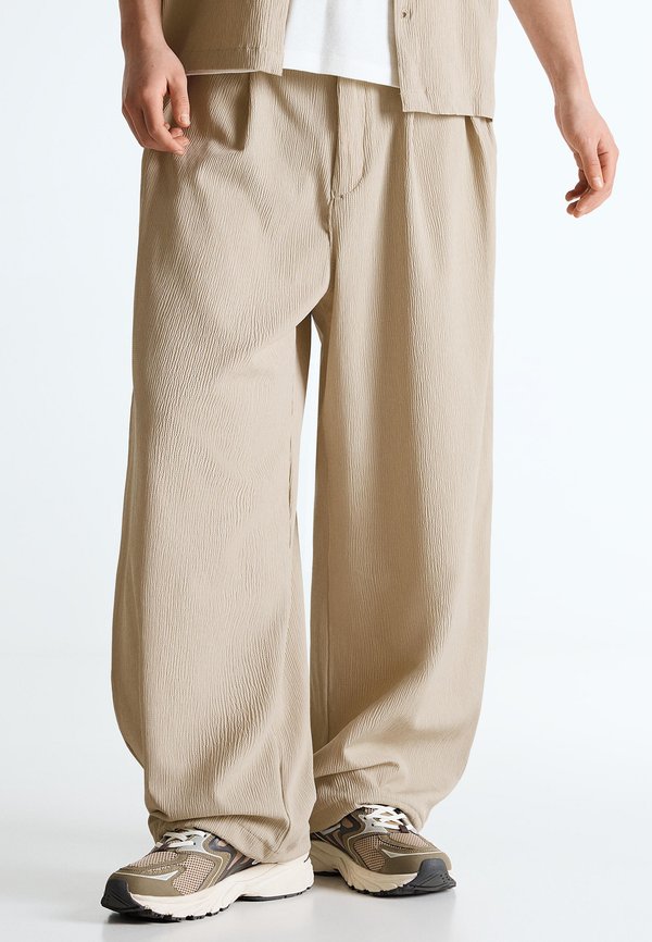 Bershka PLEATED SUPER BAGGY - Trousers - sand