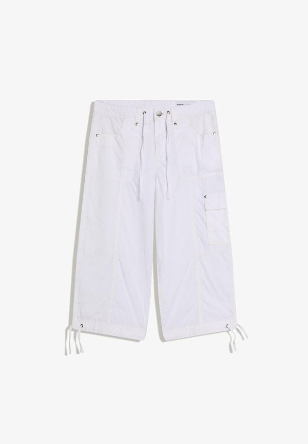 Bershka CAPRI TROUSERS WITH POCKETS - Cargo trousers - white