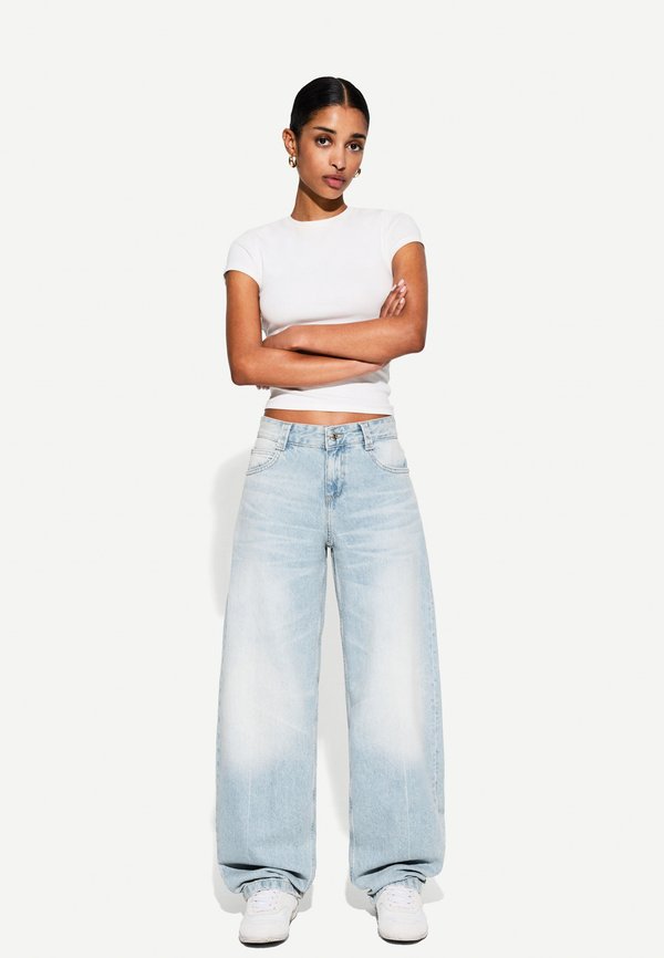 Bershka BALLOON - BAGGY - Relaxed fit jeans - light blue denim