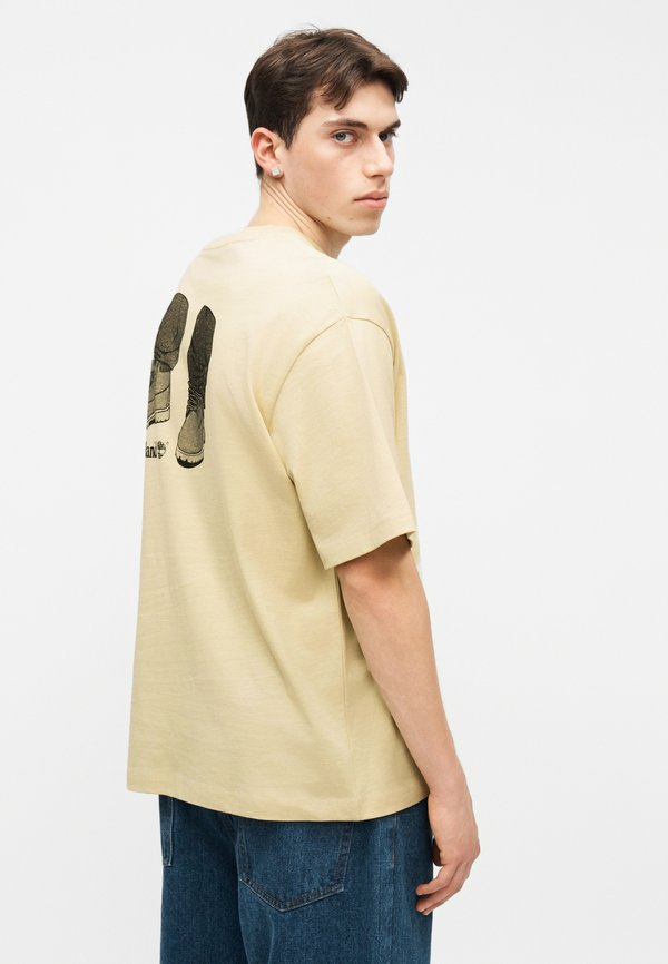 Timberland SHORT SLEEVE TIMBS ON MY FEET GRAPHIC TEE
