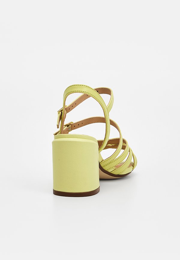 Clarks EZORIA