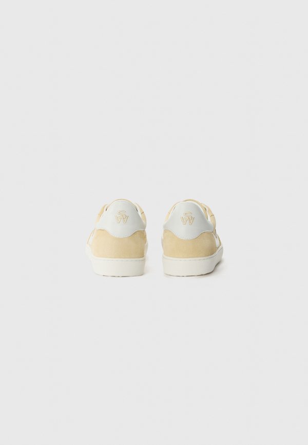 Stuart Weitzman RUNAROUND