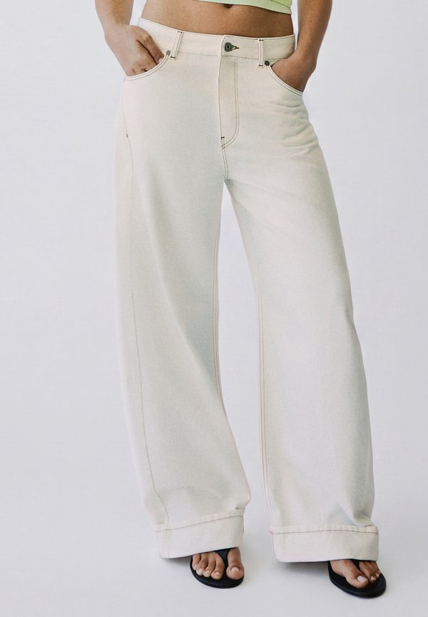 Bershka BALLOON JEANS WITH BACK BUCKLE 02057054 - Relaxed fit jeans - beige