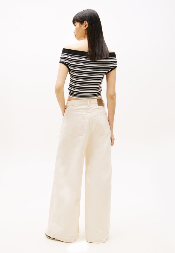 Tommy Jeans PLEATED MID RISE LOOSE STRAIGHT LEG JEANS