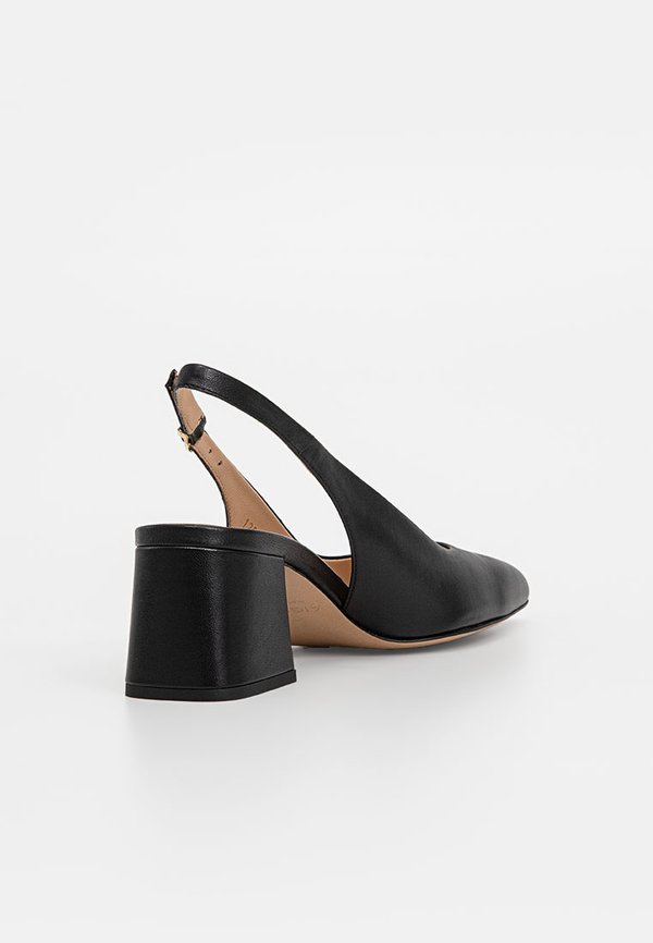 AIGNER COURTNEY