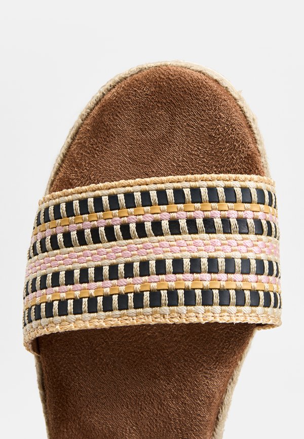 TOMS NAIA
