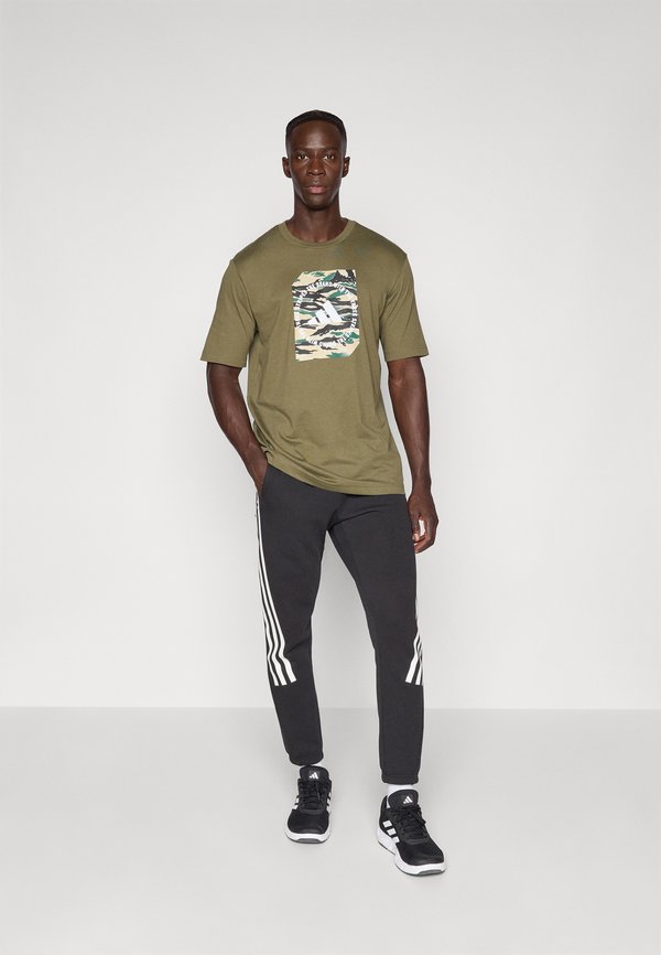 adidas Sportswear CAMO SHAPE GRAPHIC