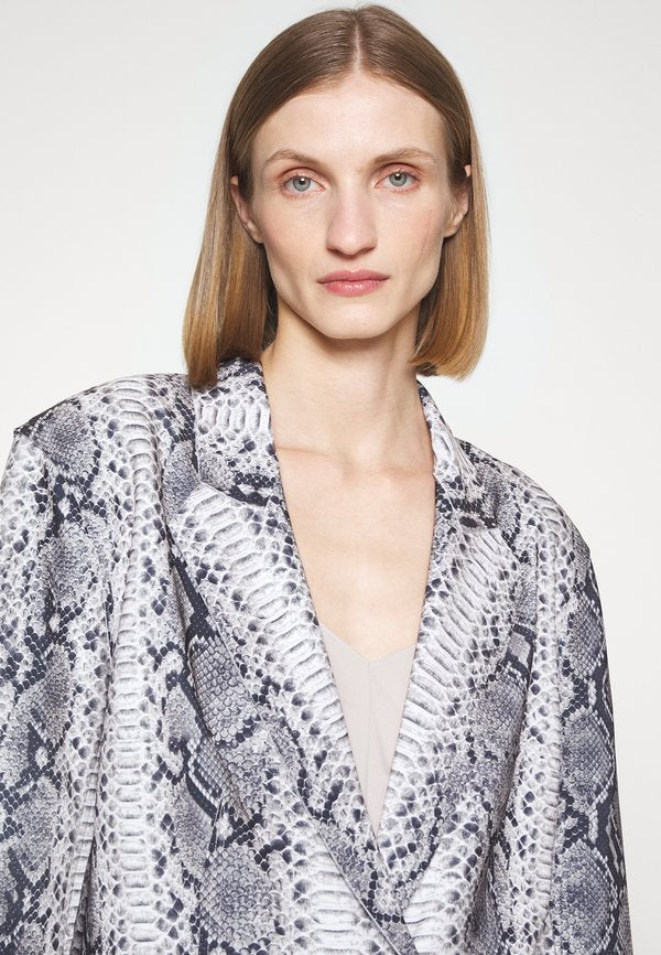 Norma Kamali SINGLE BREASTED STRAIGHT FIT JACKET